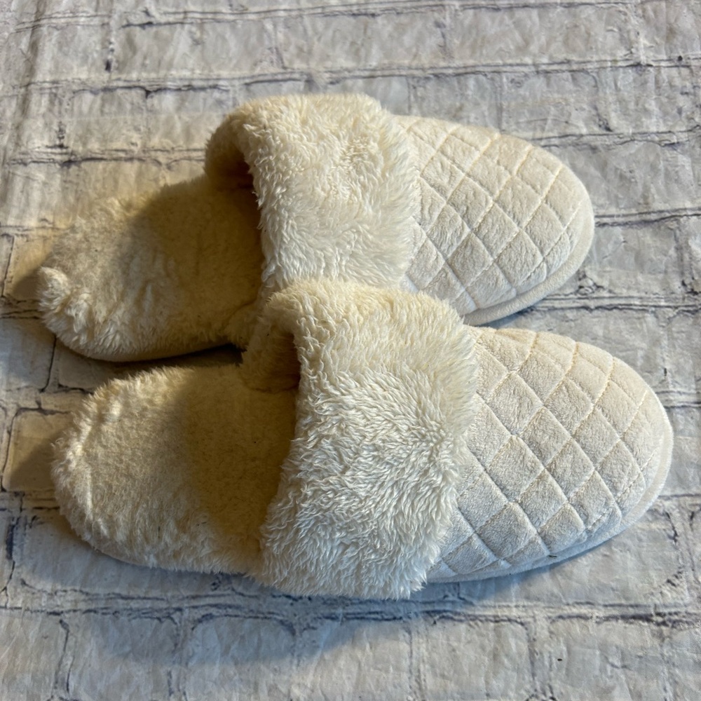 DEARFOAMS IVORY PLUSH WOMEN’S SLIPPERS SIZE LARGE (9-10)